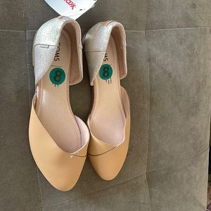 NWT Tom’s Size 8W Beige and Metallic Slip On Flats